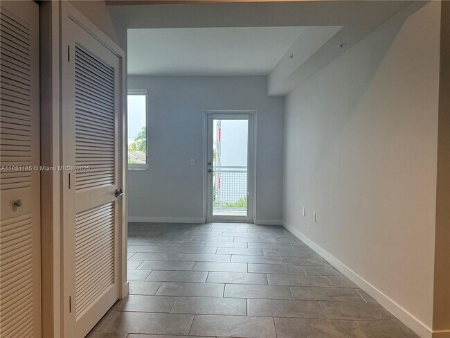 Building Photo - 2500 SW 22nd Terrace