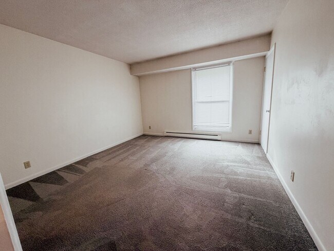 Building Photo - 2BD/1.5BA Beautiful Townhome - Right Near Oakledge Park!