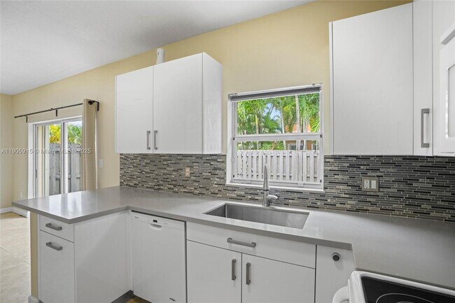 Building Photo - 4129 NE 26th St