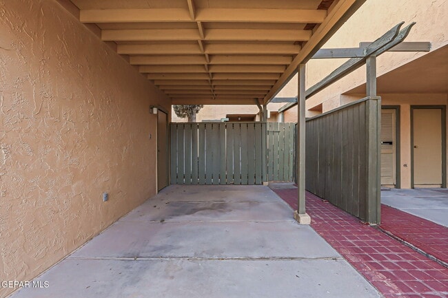 Building Photo - 1644 Lomaland Dr