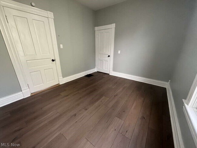 Building Photo - 237 N Lincoln St