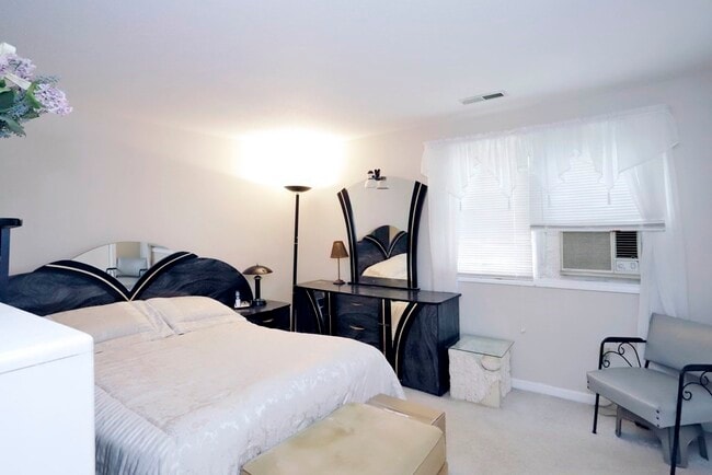 Building Photo - 1261 Church St