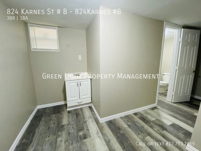 Building Photo - 824 Karnes St