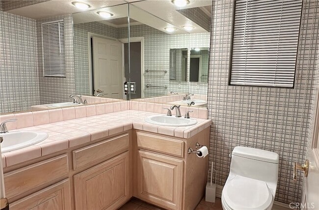 Building Photo - 232 E Floral Ave