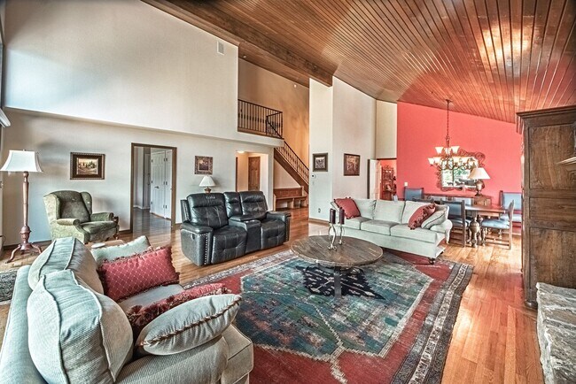 Building Photo - Luxury Living at Camels RIdge