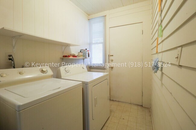 Building Photo - Beautifully Redone 1 Bedroom Duplex! Available for Immediate Move in!