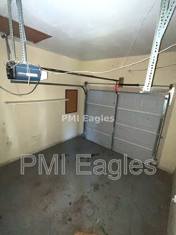 Building Photo - 916 Linda Dr