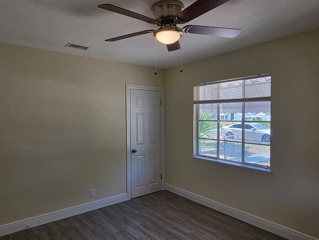 Building Photo - Updated 2 Bedroom 1 Bath in Central Gulfport