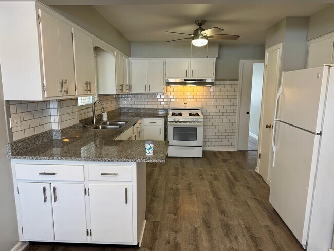 Building Photo - 6038 W Peterson Ave