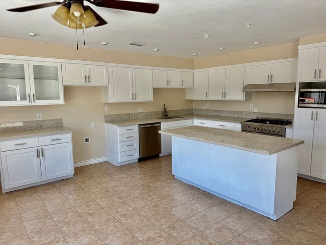 Building Photo - Large Single Story Home w/Loft