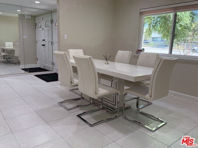 Building Photo - 10609 Reseda Blvd