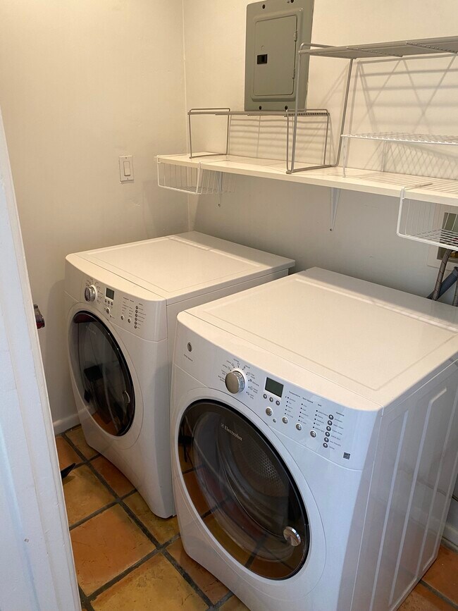 Laundry room, off kitchen - 8234 Romaine St