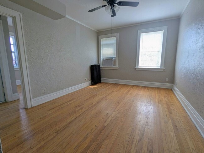 Building Photo - Move-In Special! Freshly Updated Southampt...