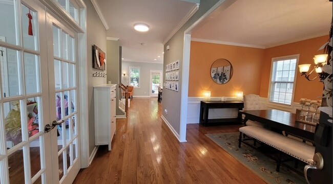 Building Photo - Charming 3-Bed Oasis with Hardwood Eleganc...