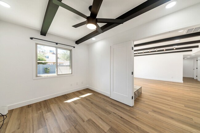 Building Photo - Remodeled 3 Bed 2 Bath 2 Car Garage Unfurnished 12 month lease with bonus room and AC in 2 car ga...