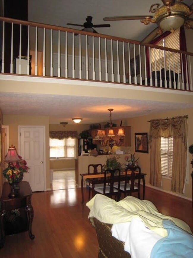 Building Photo - 2 bed + Bonus Room - Great School District...
