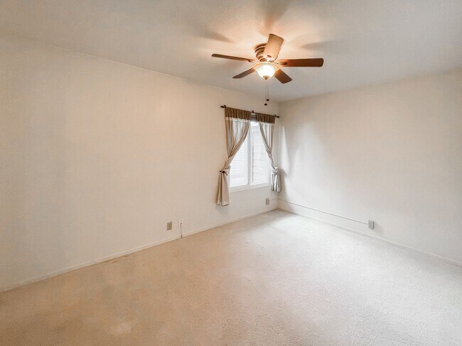 Building Photo - Spacious 2 bedroom, 2 bathroom Condo in Qu...