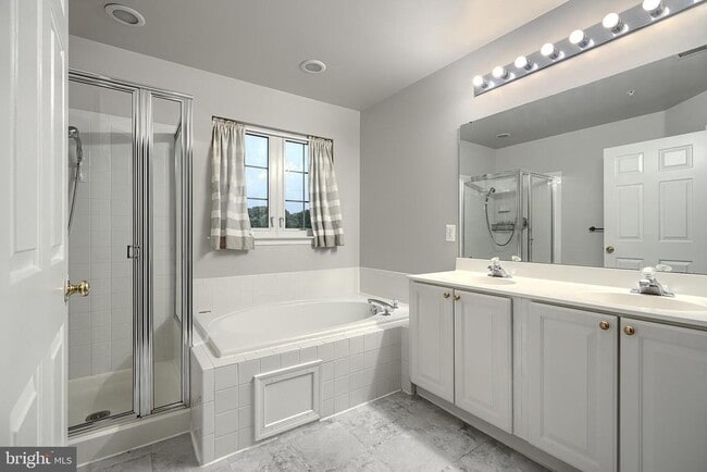 Building Photo - 8820 Papillon Dr