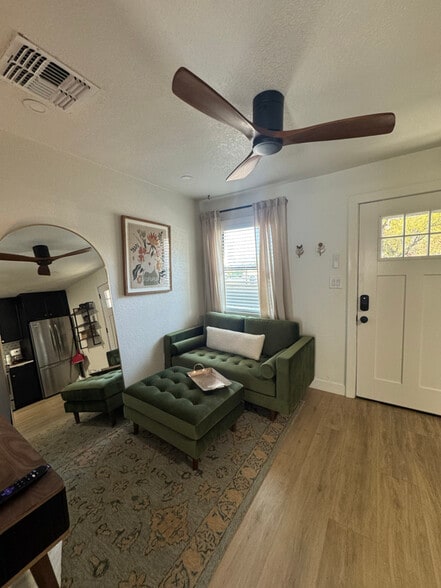 Building Photo - 1155 E Diamond St