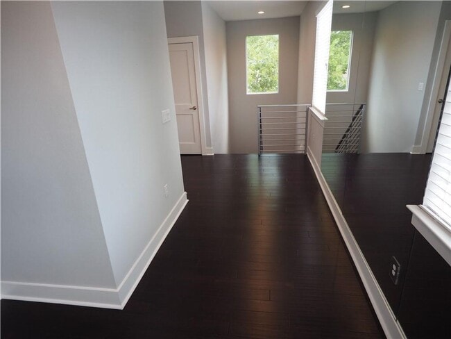 Building Photo - Modern 2 bed/2.5 bath Central Austin Home