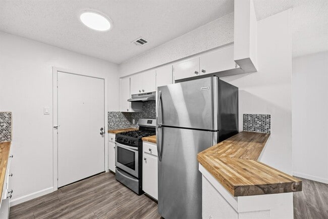 Building Photo - 11301 Oakwood Dr