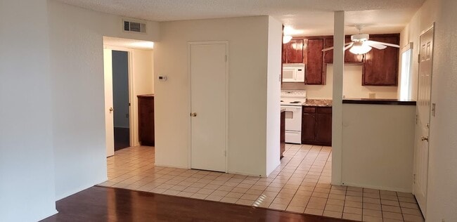 Building Photo - 2095 Cottonwood Cir