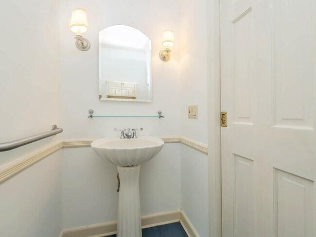 Building Photo - 221 Manhasset Ave