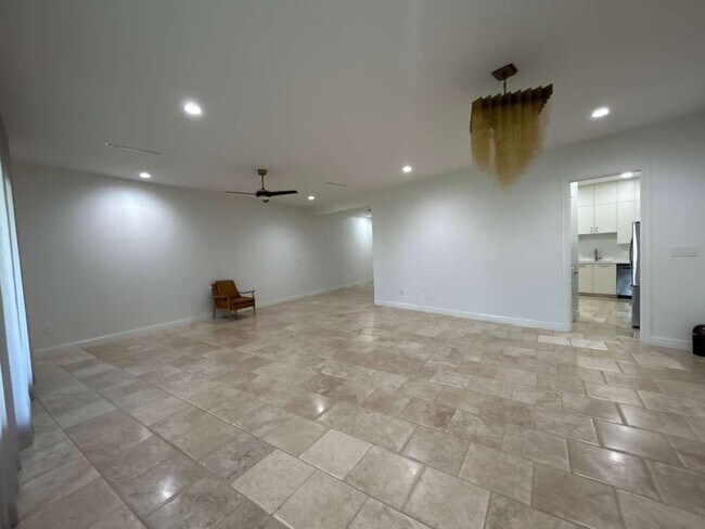 Building Photo - 2110 Bermuda Dr