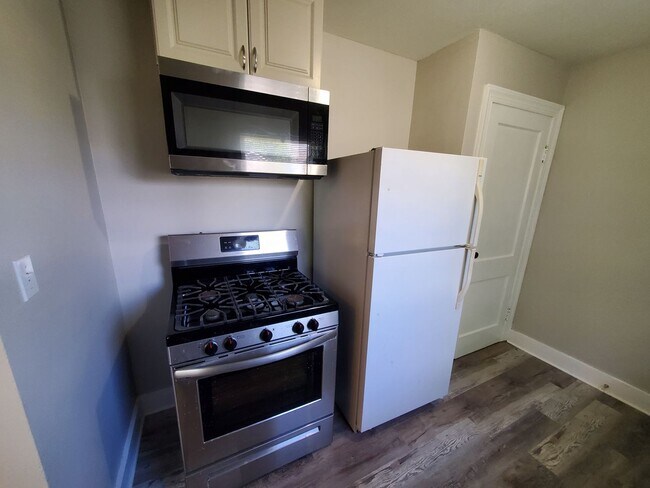 Building Photo - Belmont 2 Bedroom Bungalow