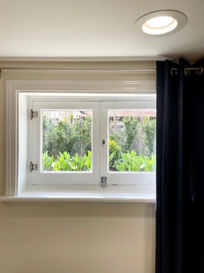 Building Photo - 1555 E Browning Ave