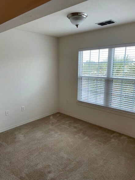 Building Photo - 5455 Vineland Rd