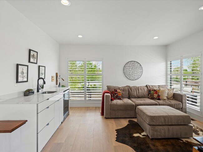 Building Photo - Luxury 3-Bed, 3.5-Bath Denver Home with Ro...