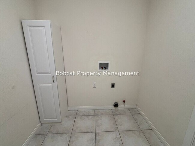 Building Photo - 1626 Evergreen Dr