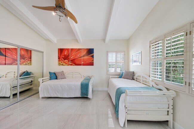 Building Photo - 250 S Ocean Blvd