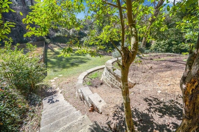 Building Photo - 317 Eureka Dr NE