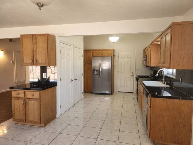 Building Photo - 4 Bedroom, 2 Bathroom Home!
