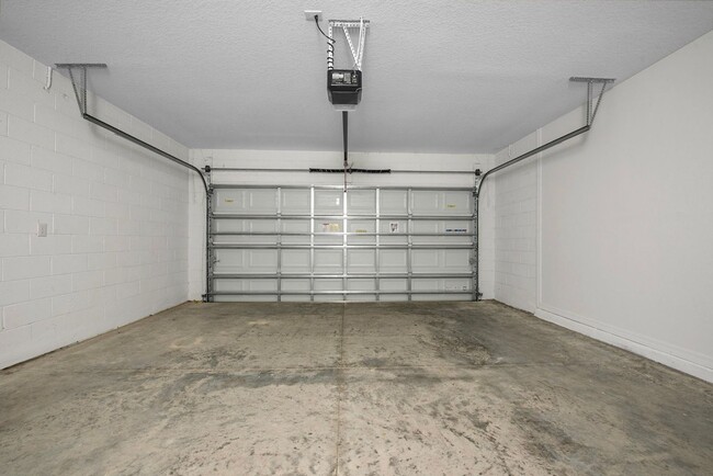 Building Photo - 4 Bedroom/2 Bath Home with WaterView in St...