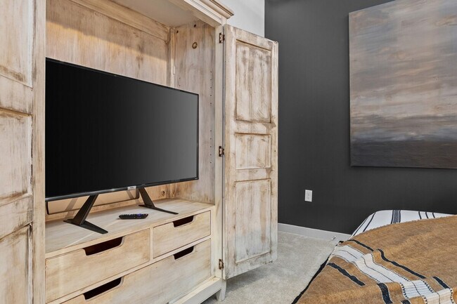 Building Photo - 505 16th Ave S