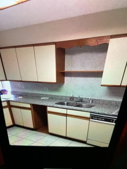 Building Photo - 933 S Western Ave