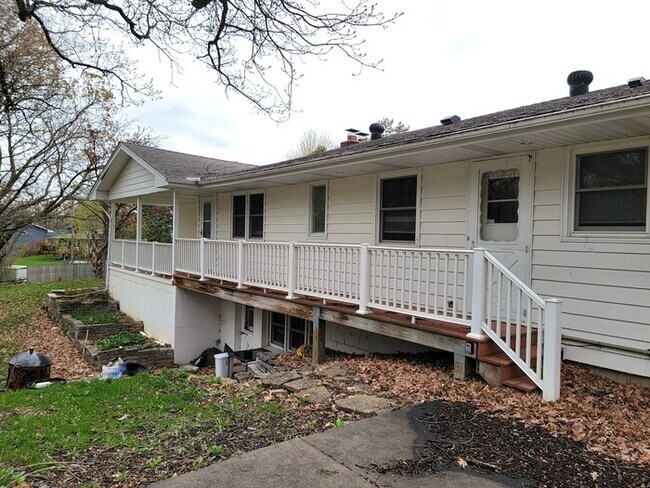 Building Photo - 1643 Stanbridge Ave