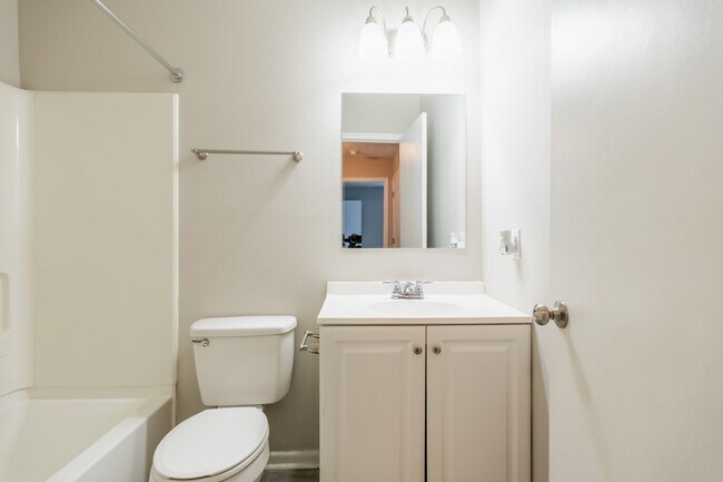 Building Photo - 608 Hilltop Dr