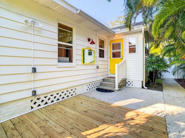 Building Photo - Charming two bedroom two bathroom cottage in North St. Petersburg Fully Updated.