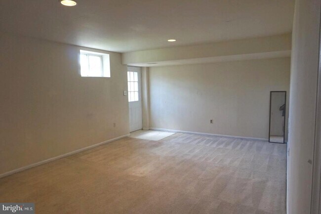 Building Photo - 141 Thames Dr