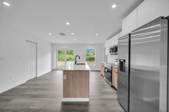Building Photo - 382 McArthur Blvd