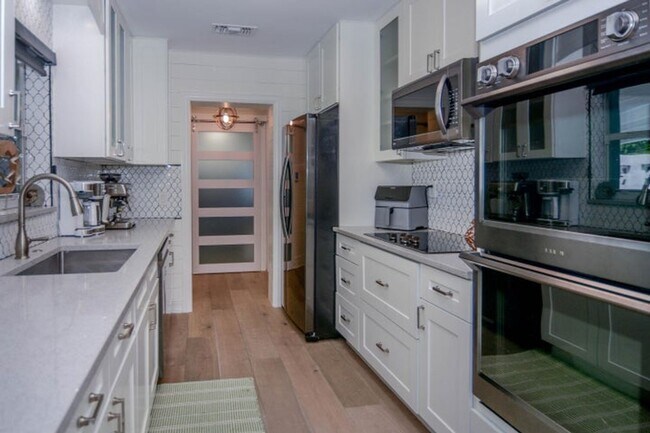 Building Photo - 3396 Pebble Pl