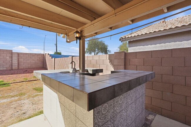 Building Photo - Three bedrooms PLUS Den! Ready to Move In