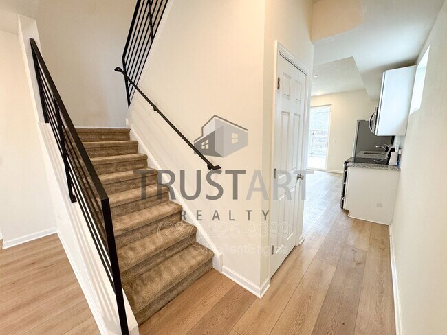 Building Photo - 1327 S 27th St