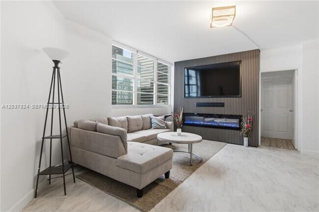 Building Photo - 801 Brickell Bay Dr