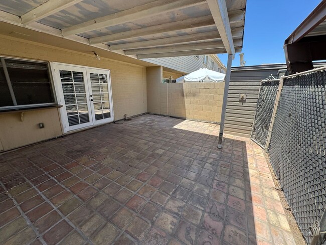 Building Photo - 3 Bedroom - 2  Bedroom - 1656 Sq. Ft - Cas...