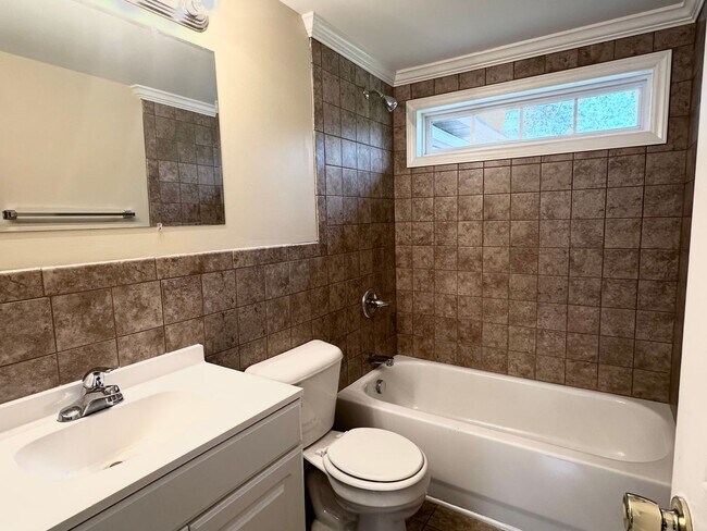 Building Photo - Cozy Home with a Spacious Back Yard in Garner!